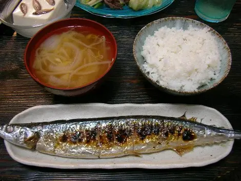 Le poisson sanma servit avec ses accompagnements est l'un des plat les plus apprécié de l'automne.