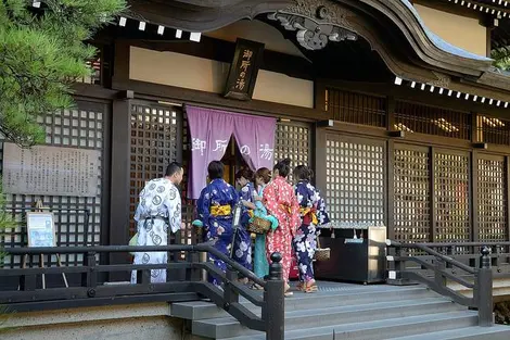 Los bañistas con sus cestas de mimbre recorren las calles de la ciudad, de onsen en onsen