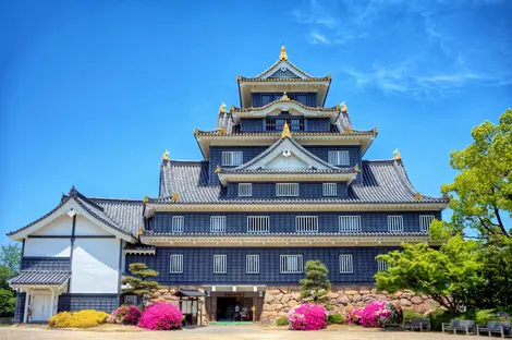 Negro, blanco y dorado son los colores del Okayama-jo, castillo del siglo XVI, destruido y reconstruido múltiples veces.