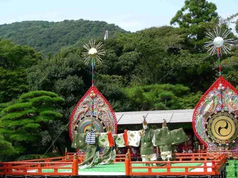 Au sanctuaire d'Ise ont lieu plusieurs fois par an des représentations de danse kagura en l'honneur de la déesse Amaterasu.