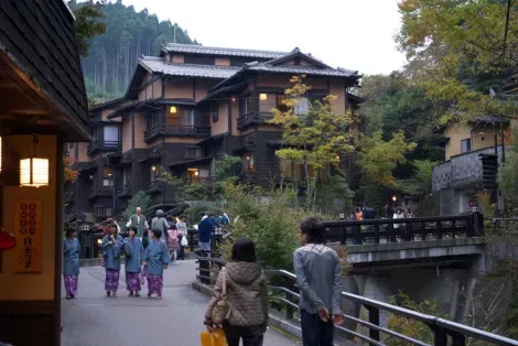 Ballade en yukata (kimono léger) le long de la rivière Kurokawa, qui donne son nom à cette célèbre station thermale d'Aso.