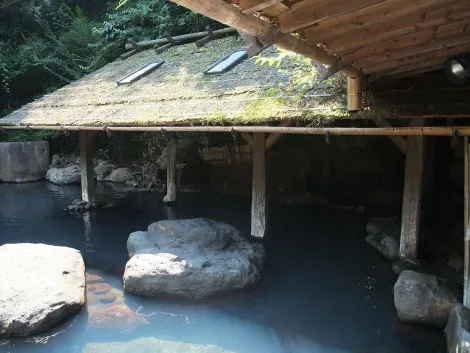 Un rotemburo (bain en plein air) de la station thermale Kurokawa Onsen, à Aso.