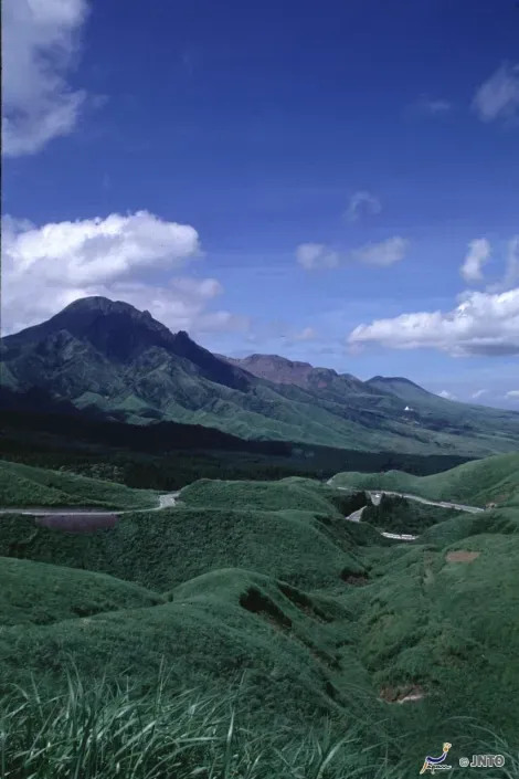 Plusieurs sentiers de randonnée permettent d'arpenter le massif d'Aso.