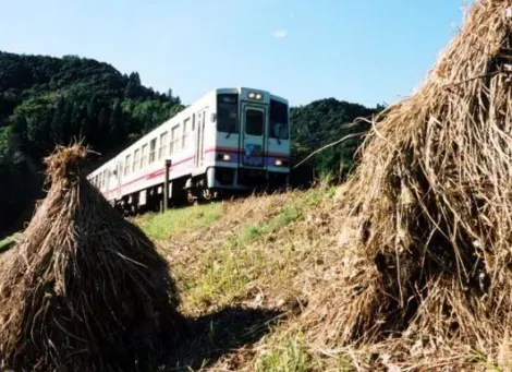Un train serpente dans les sommets du Kyushu pour atteindre Takachiho.