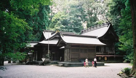 El santuario Takachiho-jinja, en medio de un bosque de cedros centenarios.