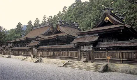 Los edificios del santuario de Hongu son austeros y con techos de paja.