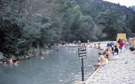 A Kawayu, c'est toute la rivière Oto qui sert de baignoire aux amateurs de sources chaudes.