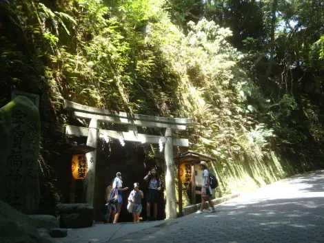 Entrada al templo Zeniarai Benzaiten.