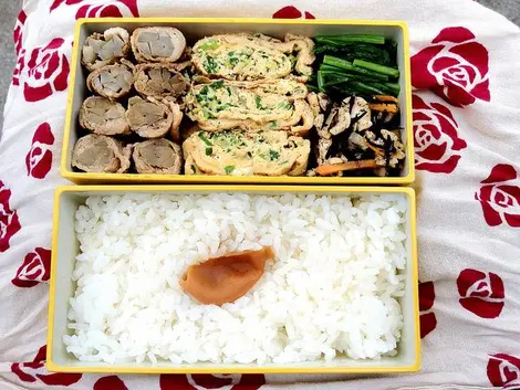 A bento garnished with tamagoyaki