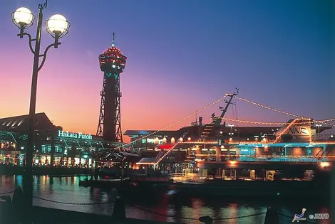 Le port de Hakata de nuit