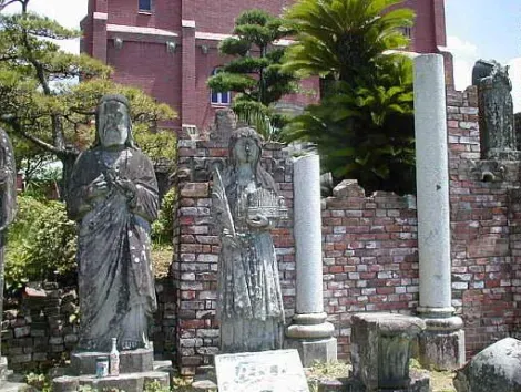 Estatuas en el jardín de la catedral. 