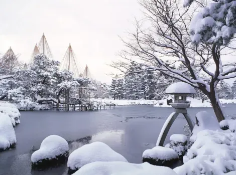 Le jardin Kenroku-en de Kanazawa est particulièrement beau l'hiver