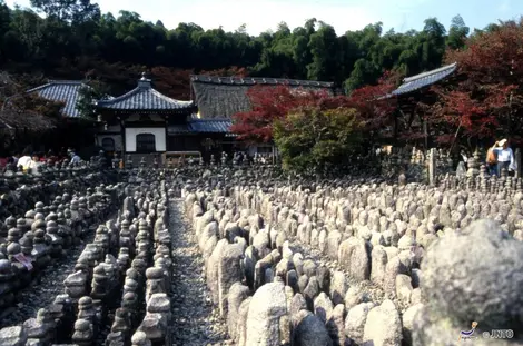 Les stèles du temple Adashino Nenbutsu-ji