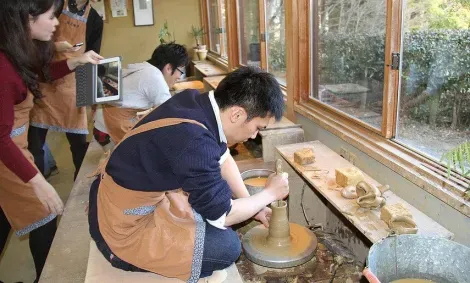 Atelier de tour de potier à Shigaraki.