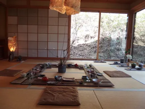 La table d'un repas Kaiseki servit avec de la céramique shigaraki à Kenzo Tobo.