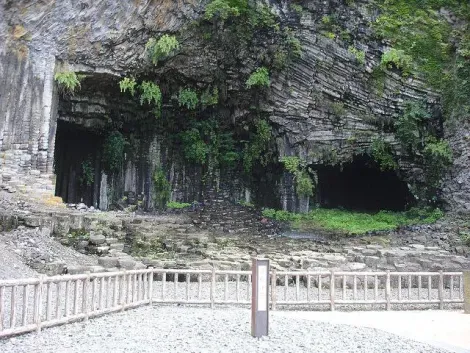 Les grottes de Genbudo