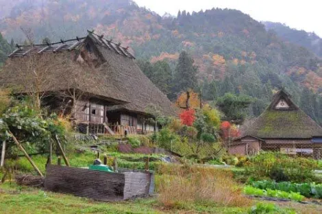 Les maisons de Kayabuki no Sato sont encore habitées par les familles.