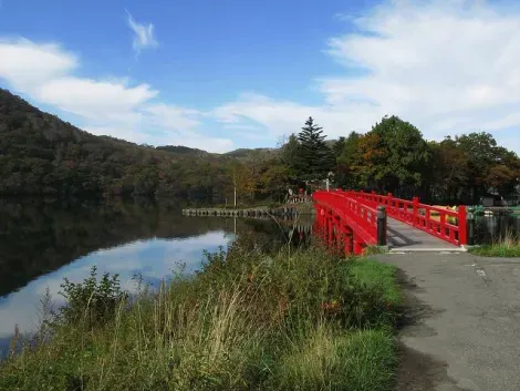 Un des petits ponts du parc Onuma, Hokkaido