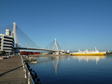 Puente de la bahía de Aomori y el ferry Hakkōda-Maru