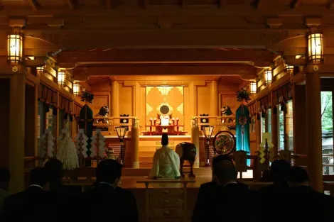Cérémonie shintô dans l'enceinte du Kibune-jinja