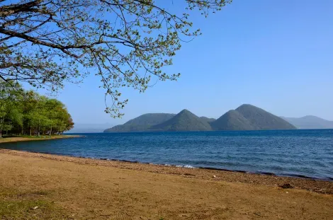 L'île Nakajima vue depuis la rive du Lac Toya.