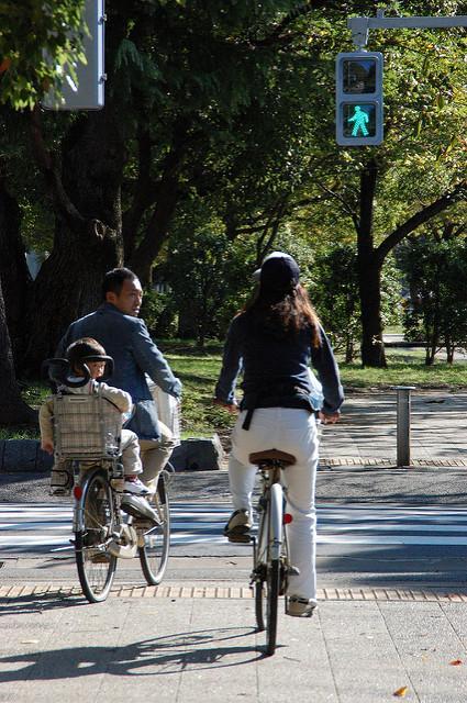 Au Japon, on fait du vélo sur le trottoir.