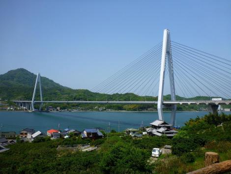 Le pont du détroit de Kurushima visible depuis la piste cyclable de Shimanami Kaido .