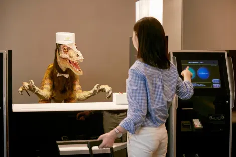 Un dinosaure vous aide à faire votre check-in