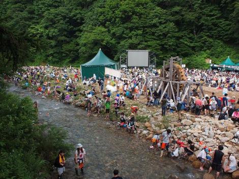 La foule profite de la nature au Fuji Rock Festival.