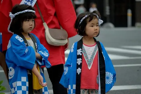 Deux enfants participes à un O-bon matsuri.