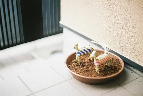 La vache et le cheval de paille que l'on peut trouver dans les supermarchés japonais au moment de l'Obon.