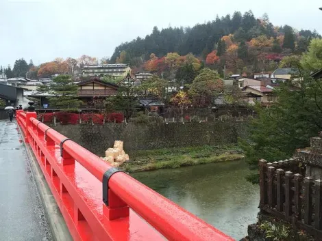 Le pont Nakabashi de Takayama où l'on peut passer avec un guide Satoyama experience.