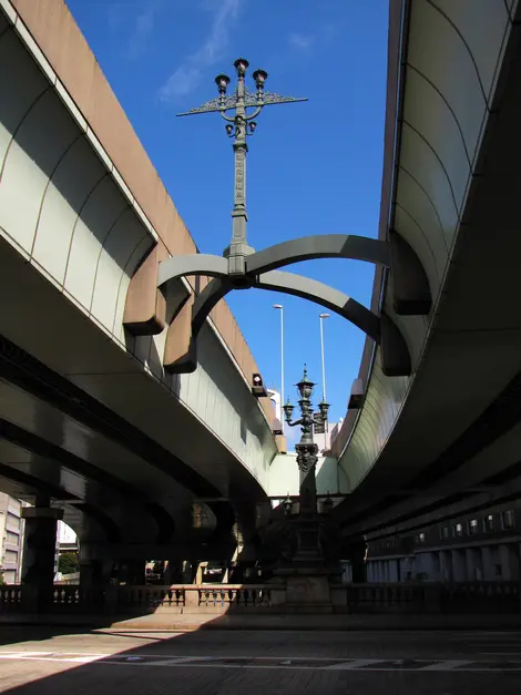 Vue sur l'autoroute depuis le pont Nihonbashi du quartier de Chûô.