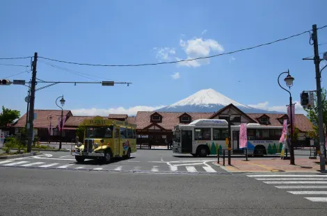 La gare de Kawaguchiko avec en fond le Mont Fuji