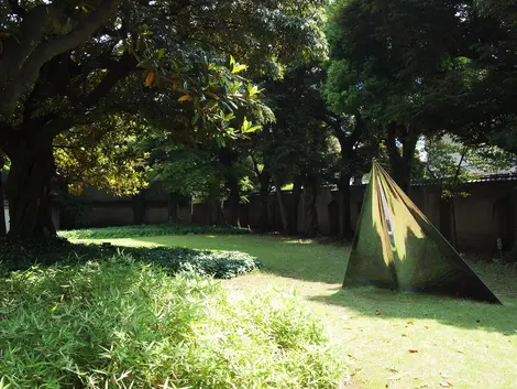 Une des sculptures du jardin du Musée Hara