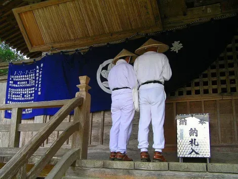Deux pèlerins disent une prière au temple