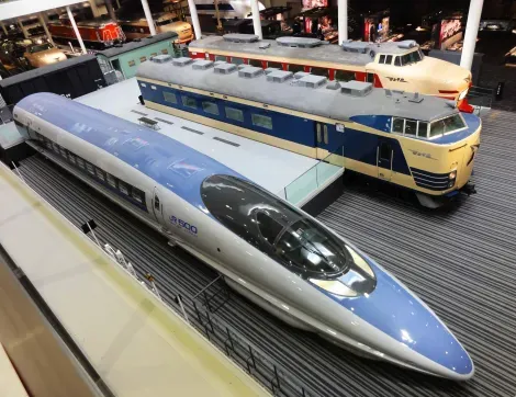 Trains exposés dans le musée ferroviaire de Kyoto.
