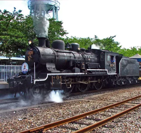 Train à vapeur prêt au départ sur la ligne du musée.