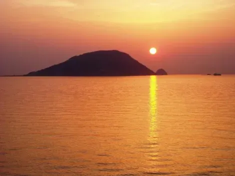 Admirez un beau coucher de soleil depuis la plage de Katsuma.