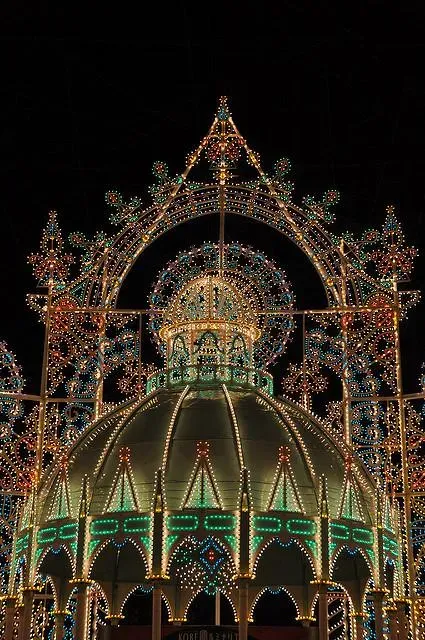 L'installation donne l'impression d'une véritable cathédrale illuminée
