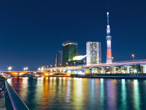 La Tokyo Skytree reflétée dans les eaux du fleuve Sumida