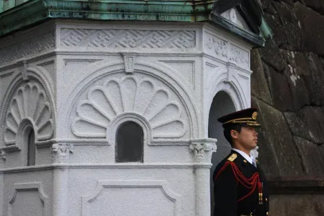 Un membre de la sécurité posté à l'entrée du Palais Impérial