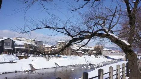 La rivière Miyagawa, au bord de laquelle le marché du même nom s'installe tous les matins