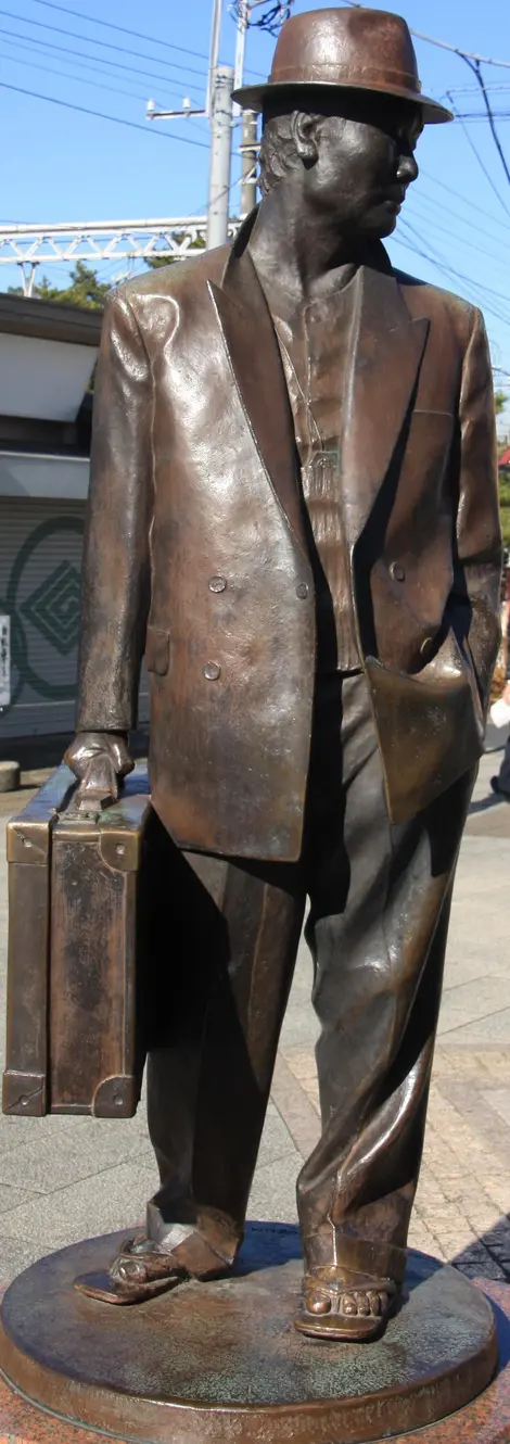 La statue de Tora San, personnage d'une série à succès tournée à Shibamata