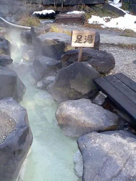 Bain de pieds extérieur à Zao onsen, préfecture de Yamagata.