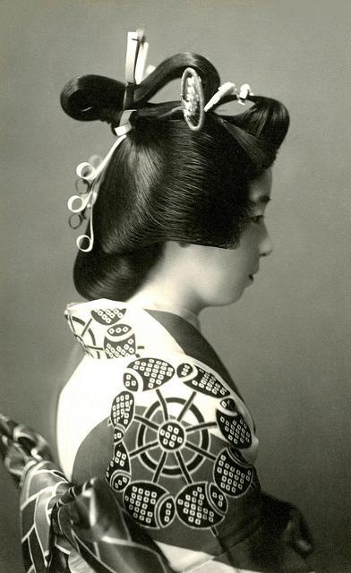 Une geisha portant une coiffure de style Shimada-mage, époque Edo (1603-1868).