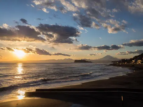 Vue sur l'île d'Enoshima et le mont Fuji depuis la plage d'Inamuragasaki.