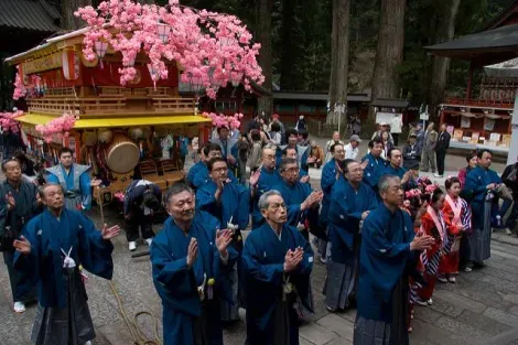 Prières au sanctuaire Futarasan Jinja lors du Festival Yayoi, à Nikko