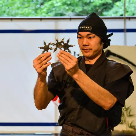 Démonstration de shuriken au village de ninja Iga