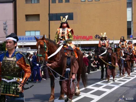 Les cavaliers de la parade des guerriers à Matsue